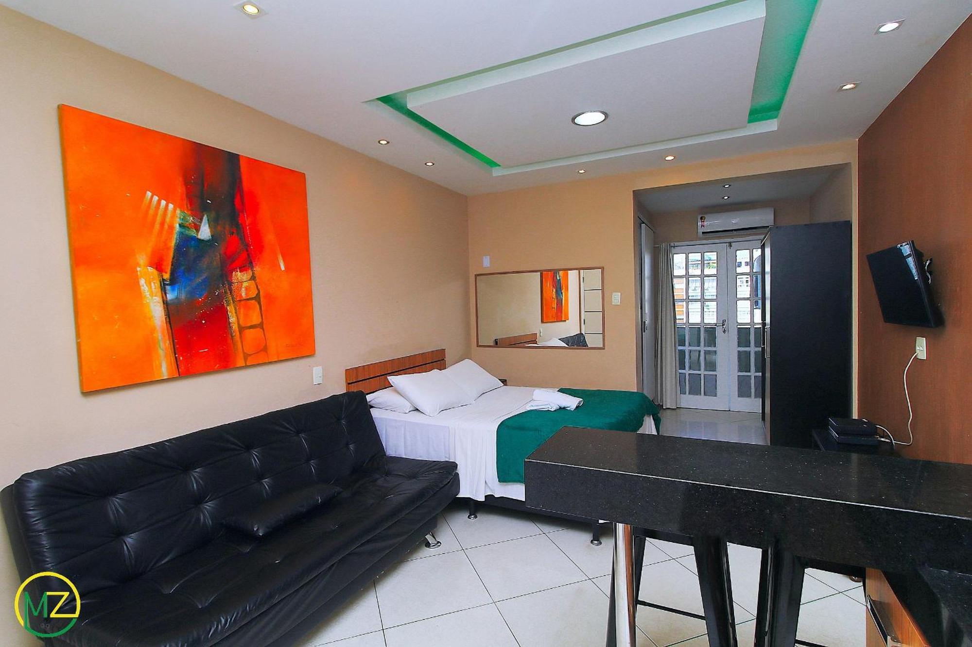 Apartemen Com Pequena Varanda Em Copacabana *