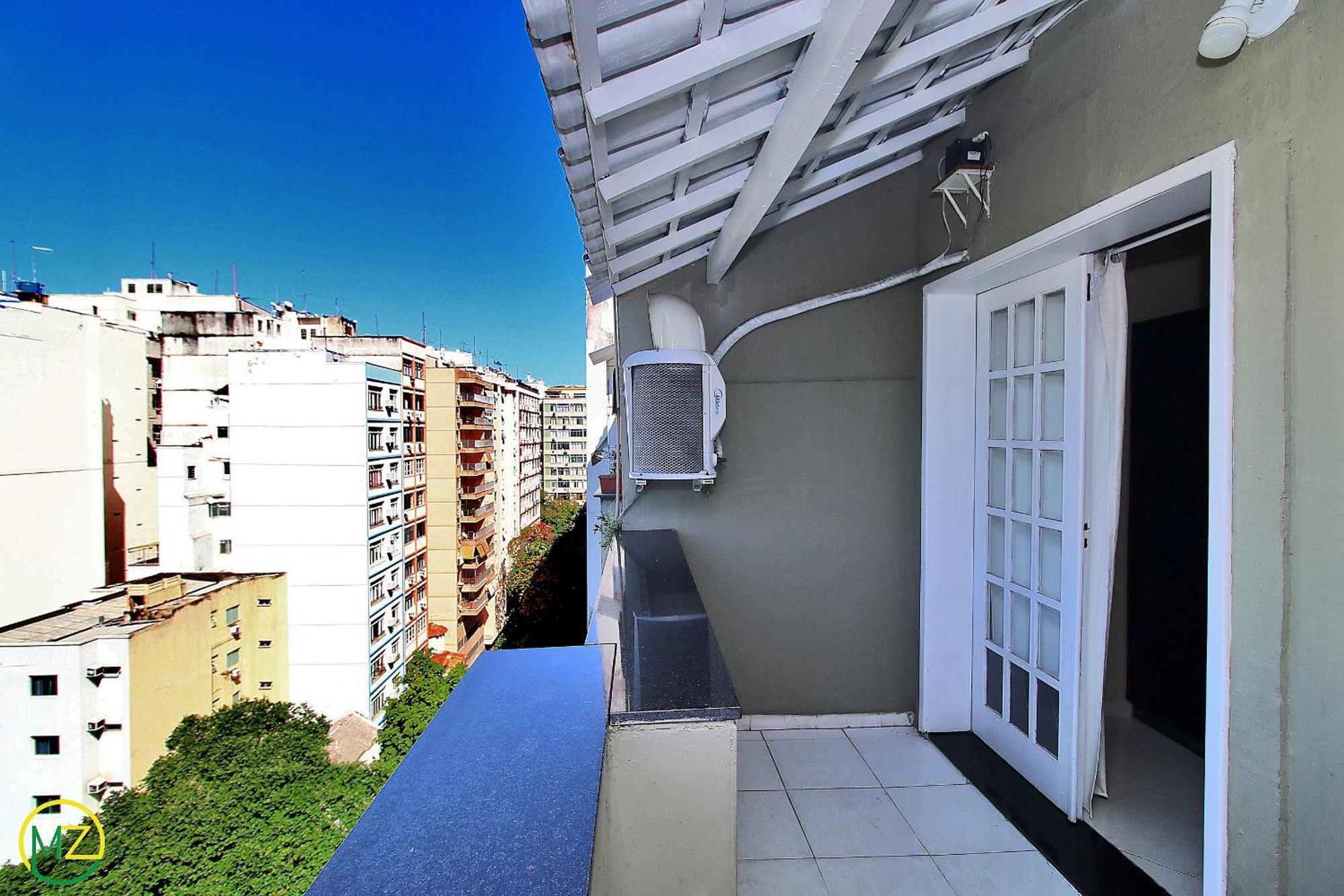 Apartemen Com Pequena Varanda Em Copacabana